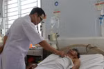 Bệnh nhân nhiễm bệnh Whitmore được điều trị tại Khoa Hồi sức tích cực, Bệnh viện đa khoa tỉnh Hà Tĩnh. (Ảnh: TTXVN phát)