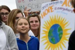 Nhà hoạt động khí hậu trẻ tuổi Greta Thunberg và đoàn tuần hành. (Nguồn: AP)