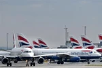 Máy bay của Hãng hàng không Anh British Airways đỗ tại sân bay London Heathrow ở London, Anh. (Ảnh: AFP/TTXVN)