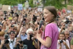 Nữ sinh người Thụy Điển Greta Thunberg phát biểu tại sự kiện Những ngày Thứ Sáu vì tương lai ở thủ đô Berlin, Đức. (Ảnh: AFP/TTXVN)