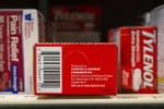 Thuốc giảm đau do hãng Johnson & Johnson sản xuất được bày bán tại hiệu thuốc ở Washington, DC, Mỹ. (Ảnh: AFP/TTXVN)