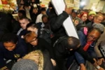 Cảnh mua sắm hỗn loạn ngày 'Black Friday' năm 2014 tại siêu thị Asda ở London.