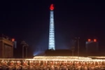 Màn múa đuốc trước tháp Juche. (Nguồn: Sputniknews)