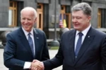 Tổng thống Ukraine Petro Poroshenko (phải) có cuộc gặp với Phó Tổng thống Mỹ Joe Biden. (Nguồn: AFP/TTXVN)
