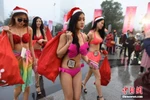 Những "bà già noel" chịu giá lạnh diện bikini đi phát quà