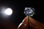Viên kim cương 'Blue Moon' được nhà đấu giá Sotheby's giới thiệu tại Geneva, Thụy Sĩ ngày 4/11. (Nguồn: AFP/TTXVN) 