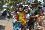 Binh sỹ Indonesia giúp đỡ sơ tán người dân sau trận động đất ở Tanjung, trên đảo Lombok. (Nguồn: AFP/TTXVN)