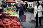 Người dân mua thực phẩm tại chợ ở Athens, Hy Lạp. (Nguồn: AFP/TTXVN)