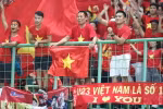 Các cổ động viên Việt Nam trên sân Patriot Chandrabhaga (Bekasi, Indonesia) ăn mừng sau chiến thắng của đội tuyển. (Ảnh: Hoàng Linh/TTXVN)