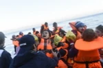 Người di cư tới đảo Lesbos, Hy Lạp sau hành trình vượt biển Aegean từ Thổ Nhĩ Kỳ ngày 14/11. (Nguồn: AFP/TTXVN)
