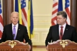 Tổng thống Ukraine Petro Poroshenko (phải) và Phó Tổng thống Mỹ Joe Biden trong cuộc họp báo sau hội đàm ở Kiev ngày 21/11/2014. (Nguồn: AFP/TTXVN)