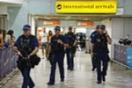 Cảnh sát Anh gác tại cửa sân bay Heathrow, phía tây London ngày 23/7/2012. (Nguồn: AFP/TTXVN)