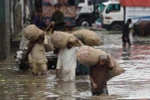 Cảnh ngập lụt sau những tận mưa lớn tại Lahore. (Nguồn: AFP/TTXVN)