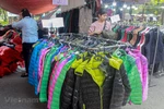 Những bộ trang phục áo ấm bất ngờ 'hot' trở lại sau khi thời tiết tại Hà Nội chuyển lạnh kèm theo gió buốt. (Ảnh: Việt Anh/Vietnam+)