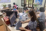 Khẩu trang, nước rửa tay... là những 'bảo bối' giúp bảo vệ sức khỏe tại các cơ quan, nơi làm việc. (Ảnh: Việt Anh/Vietnam+)