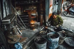 Ông Hùng chia sẻ đây là nghề rất vất vả, lò rèn và những thùng dầu sôi sùng sục lên tới hàng trăm độ giữa tiết trời nóng bức mùa hè, mùa đông thì khô nứt nẻ. (Ảnh: Minh Sơn/Vietnnam+)