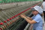 Sản xuất sợi ở Công ty Cổ phần Dệt may Huế. (Ảnh: Quốc Việt/TTXVN)