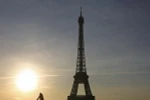 Người dân đạp xe gần khu vực tháp Eiffel ở Paris. (Nguồn: AFP/TTXVN)