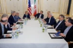 Cuộc họp giữa Ngoại trưởng Mỹ John Kerry (thứ 3, trái) và Ngoại trưởng Iran Mohammad Javad Zarif (thứ 3, phải) tại Vienna, Áo về vấn đề hạt nhân của Tehran. (Nguồn: AFP/TTXVN)
