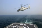 Máy bay trực thăng cất cánh từ tàu sân bay của hải quân Trung Quốc tham gia cuộc diễn tập tại Thanh Đảo. (Nguồn: THX/TTXVN)