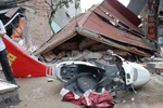 Bắc Giang: Sập nhà 3 tầng, một người mắc kẹt trong đống đổ nát