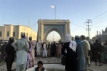 Các tay súng Taliban cắm cờ trắng khi giành quyền kiểm soát Kandahar, thành phố lớn thứ hai của Afghanistan, ngày 14/8. (Ảnh: AFP/TTXVN)