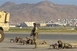Binh sỹ Mỹ đảm bảo an ninh tại sân bay ở thủ đô Kabul, Afghanistan. (Ảnh: AFP/TTXVN)
