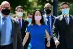 Bà Mạnh Vãn Châu (giữa) rời Toà án Tối cao tỉnh British Columbia ở Vancouver, Canada ngày 4/8. (Ảnh: AFP/TTXVN)