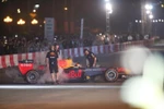 Tay đua F1 nổi tiếng thế giới David Coulthard sau màn trình diễn mãn nhãn khán giả Thủ đô. (Ảnh: Trọng Đạt/TTXVN)