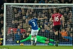 Leighton Baines giữ lại 1 điểm cho Everton. (Nguồn: Daily Mail)