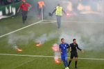 Cổ động viên Croatia đốt pháo để loại đội nhà khỏi EURO 2016. (Nguồn: Getty Images)