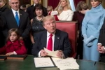 Tổng thống Trump ký các sắc lệnh. (Nguồn: EPA/TTXVN)