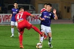 Pha vào bóng của Tăng Tiến với Duy Mạnh. (Nguồn: TT&VH)