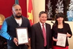 Đại sứ Phạm Quốc Trụ trao giải cho 2 nahf báo Algeria. (Ảnh: Thanh Bình/Vietnam+)