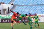 XSKT Cần Thơ (áo xanh) tiếp tục đứng ở đáy bảng xếp hạng. (Ảnh: Lê Lâm/TTXVN)