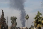 Khói đen sau vụ không kích. (Nguồn: Reuters)
