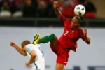 Pha vào bóng thô bạo của Bruno Alves với Kane. (Nguồn: Getty Images)