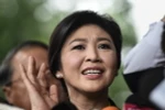 Cựu Thủ tướng Thái Lan Yingluck Shinawatra trả lời báo giới khi tới phiên tòa ở Bangkok ngày 5/8. (Nguồn: AFP/TTXVN)
