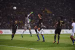 Thủ môn U22 Malaysia đấm bóng về lưới nhà giúp U22 Thái Lan giành chiến thắng.