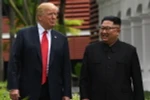 Tổng thống Mỹ Donald Trump (trái) và nhà lãnh đạo Triều Tiên Kim Jong-un tại hội nghị thượng đỉnh lần đầu tiên ở Singapore ngày 11/6/2018. (Ảnh: AFP/TTXVN)