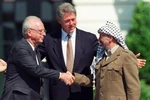 Cựu Thủ tướng Israel Yitzhak Rabin và lãnh đạo Palestine Yasser Arafat (1993). 