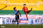 U21 Việt Nam (áo đỏ) bại trận trước U21 Yokohama nhưng vẫn giành vé đi tiếp. (Nguồn: Zing)