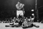Muhammad Ali đánh bai Sonny Liston hồi năm 1965. (Nguồn: AP)