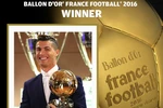 Ronaldo hân hoan với Quả bóng vàng 2016. 