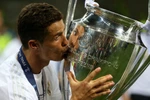 Ronaldo lần thứ 2 có vinh dự hôn cúp vô địch Champions League trong màu áo Real. (Nguồn: EPA)