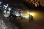Các thợ lặn tham gia tiếp tế thực phẩm dưỡng khí cho các em trong hang Tham Luang (Nguồn: AFP)