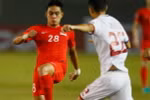Singapore (áo đỏ) cầm hòa Philippines ở trận ra quân AFF Cup 2016 dù thiếu người. (Nguồn: AP)