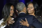 Tổng thống Mỹ Obama ôm vợ và con gái Malia. (Nguồn: AP)