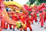 Trình diễn tiết mục múa rồng tại Lễ hội đường phố 'Tinh hoa Hà Nội - Hội tụ và tỏa sáng.' (Ảnh: Quang Quyết/TTXVN)