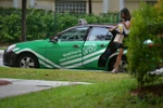 Một phụ nữ sử dụng dịch vụ Grabtaxi tại Singapore. (Nguồn: straitstimes.com)
